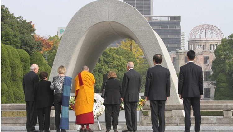 Seine Heiligkeit der Dalai Lama mit anderen Nobelpreisträgern vor dem Hiroshima Memorial Park in Hiroshima, Japan am 14. November 2010. Foto: Taikan Usui
