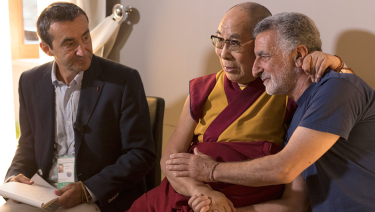 Seine Heiligkeit der Dalai Lama mit Messinas Bürgermeister Renato Accorinti bei einer Pressebegegnung in Taormina, Sizilien, Italien am 16. September 2017. Foto mit freundlicher Genehmigung vom Lama Tzong Khapa Institut