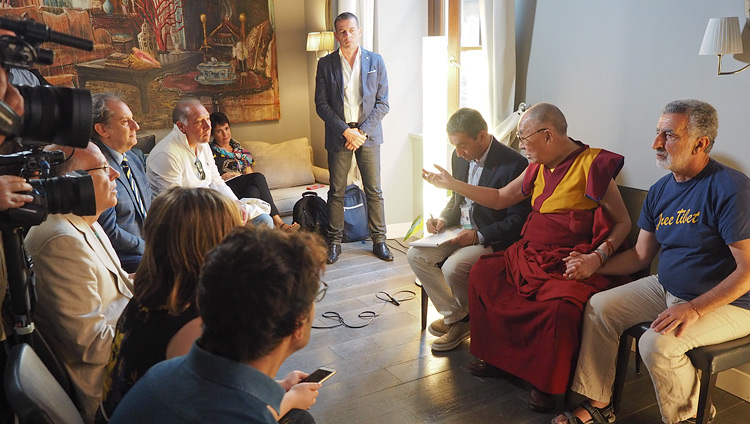Seine Heiligkeit der Dalai Lama im Gespräch mit Pressevertretern in Taormina, Sizilien, Italien, am 16. September 2017. Foto: Jeremy Russell