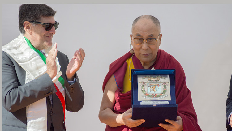 Seine Heiligkeit der Dalai Lama mit einer Auszeichnung der Stadt Messina für seinen Einsatz für Frieden und Solidarität in der Welt – in Taormina, Sizilien, Italien, am 16. September 2017. Foto: Federico Vinci/Città Metropolitana di Messina
