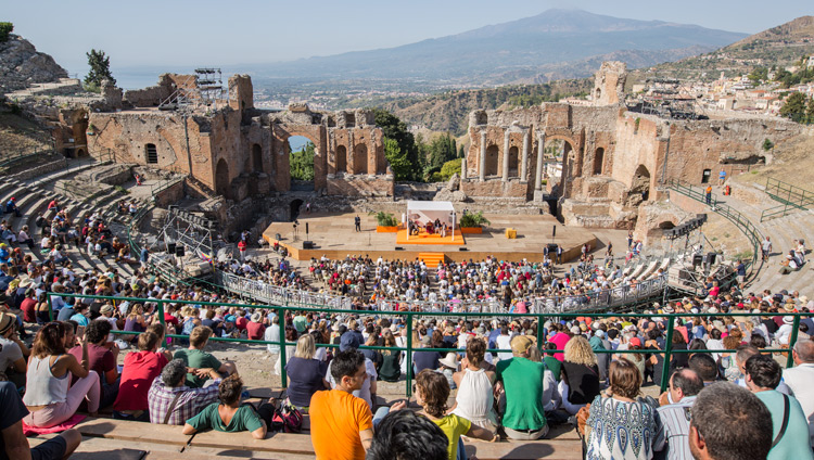 Ein Blick auf das antike griechische Theater mit über 2500 Teilnehmenden am Vortrag von Seiner Heiligkeit dem Dalai Lama in Taormina, Sizilien, Italien, am 16. September 2017. Foto mit freundlicher Genehmigung vom Lama Tzong Khapa Institut