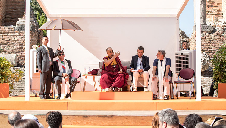 Seine Heiligkeit der Dalai Lama während seines öffentlichen Vortrages in Taormina, Sizilien, Italien, am 16. September 2017. Foto mit freundlicher Genehmigung von Lama Tzong Khapa Institut