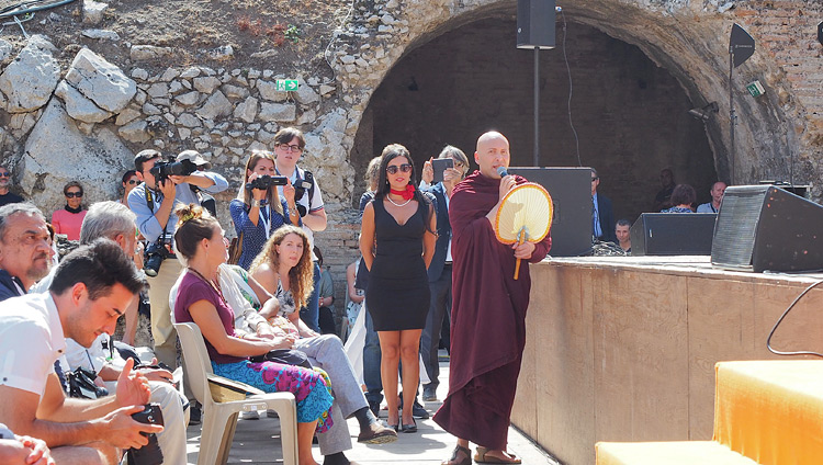 Jemand aus dem Publikum stellt Seiner Heiligkeit dem Dalai Lama eine Frage während des öffentlichen Vortrages in Taormina, Sizilien, Italien, am 16. September 2017. Foto: Jeremy Russell