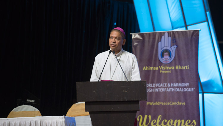 Erzbischof Felix Anthony Machado spricht auf dem interreligiösen Dialog in Mumbai am 13. August 2017. Foto: Tenzin Choejor/OHHDL