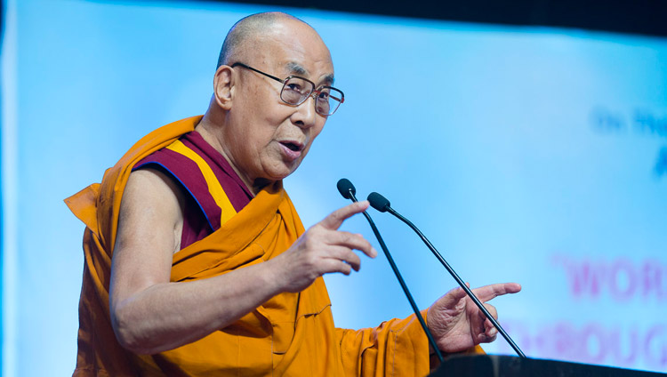 Seine Heiligkeit der Dalai Lama spricht auf dem interreligiösen Dialog in Mumbai am 13. August 2017. Foto: Tenzin Choejor/OHHDL