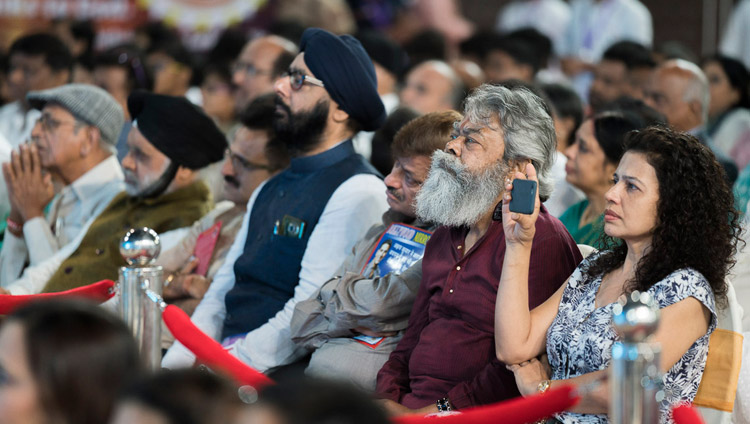 Das Publikum lauscht der Rede Seiner Heiligkeit des Dalai Lama auf dem interreligiösen Dialog in Mumbai am 13. August 2017. Foto: Tenzin Choejor/OHHDL