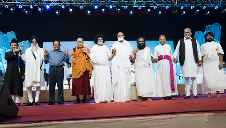 Seine Heiligkeit der Dalai Lama mit anderen Teilnehmern beim Abschluss des interreligiösen Dialogs in Mumbai am 13. August 2017. Foto: Tenzin Choejor/OHHDL