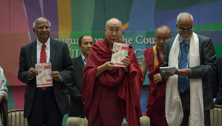 Seine Heiligkeit der Dalai Lama präsentiert das offizielle Kursprogramm bei der formellen Eröffnung des Kurses für Säkulare Ethik des Tata Institute of Social Sciences in Mumbai, Indien, am 14. August 2017. Foto: Tenzin Choejor/OHHDL