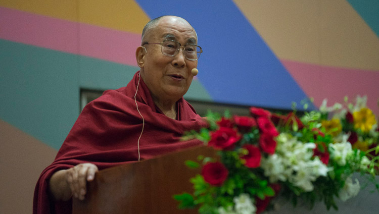 Seine Heiligkeit der Dalai Lama hält die Eröffnungsrede für den Kurs für Säkulare Ethik des Tata Institute of Social Sciences in Mumbai, Indien, am 14. August 2017. Foto: Tenzin Choejor/OHHDL 