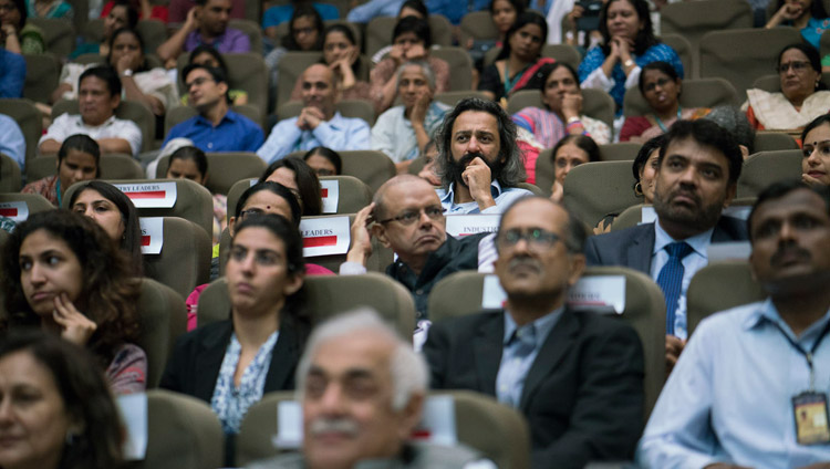 Das Publikum lauscht der Rede des Dalai Lama bei der Eröffnung des Kurses für Säkulare Ethik des Tata Institute of Social Sciences in Mumbai, Indien, am 14. August 2017. Foto: Tenzin Choejor/OHHDL 