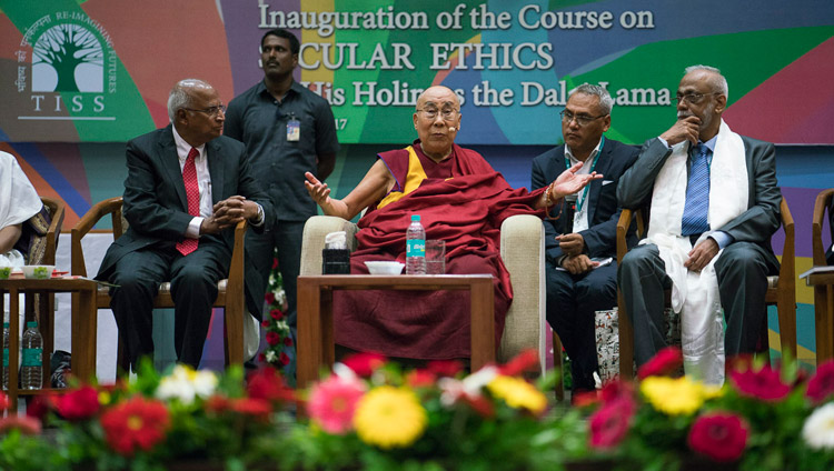 Seine Heiligkeit der Dalai Lama beantwortet Fragen aus dem Publikum bei der Eröffnung des Kurses für Säkulare Ethik des Tata Institute of Social Sciences in Mumbai, Indien, am 14. August 2017. Foto: Tenzin Choejor/OHHDL