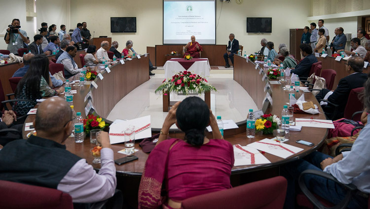 Seine Heiligkeit der Dalai Lama mit führenden Industriellen und Institutsleitern im Tata Institute of Social Sciences in Mumbai, Indien, am 14. August 2017. Foto: Tenzin Choejor/OHHDL