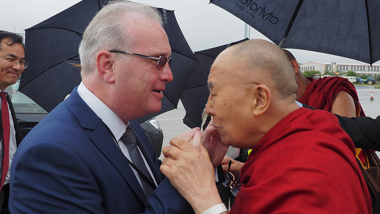 Richard Moore begrüsst Seine Heiligkeit den Dalai Lama bei der Ankunft in Derry, Nordirland, UK am 10. September 2017. Foto: Jeremy Russell/OHHDL