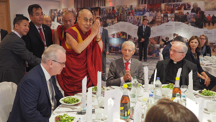 Seine Heiligkeit der Dalai Lama begrüsst Mitglieder und Unterstützer von Children in Crossfire während eines gemeinsamen Mittagessens in Derry, Nordirland, UK am 10. September 2017. Foto: Jeremy Russell/OHHDL