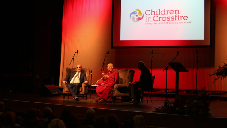 Seine Heiligkeit der Dalai Lama während seines Vortrages im Millennial Forum, in Derry, Nordirland, UK am 10. September 2017. Foto: Lorcan Doherty