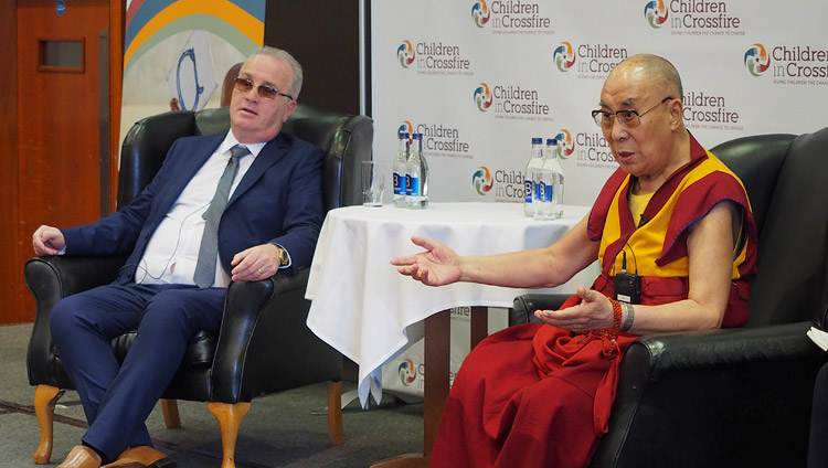 Seine Heiligkeit der Dalai Lama und Richard Moore vor der Presse in Derry, Nordirland, UK, am 11. September 2017. Foto: Jeremy Russell/OHHDL
