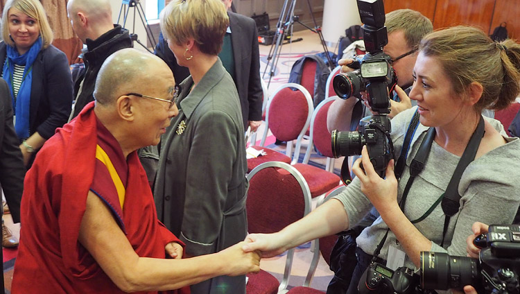 Seine Heiligkeit der Dalai Lama mit Journalisten am Ende der Pressebegegnung in Derry, Nordirland, UK, am 11. September 2017. Foto: Jeremy Russell/OHHDL