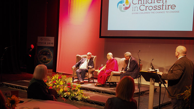 Seine Heiligkeit der Dalai Lama spricht an der Konferenz “Die Erziehung des Herzens” im Millenium Forum, in Derry, Nordirland, UK am 11. September 2017. Foto: Lorcan Doherty