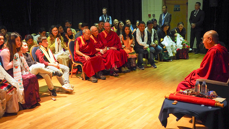 Seine Heiligkeit der Dalai Lama spricht zur tibetischen Gemeinschaft und Unterstützern in Derry, Nordirland, UK, am 11. September 2017. Foto: Jeremy Russell/OHHDL