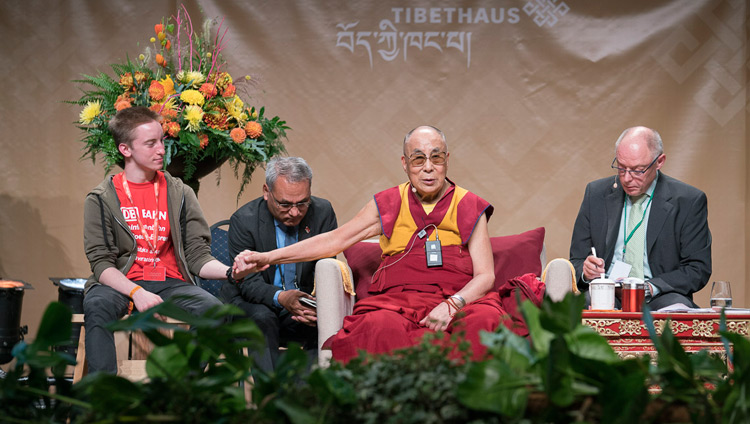 Seine Heiligkeit der Dalai Lama beantwortet Fragen von den Schülern in der Jahrhunderthalle in Frankfurt, Deutschland, am 13. September 2017. Foto: Tenzin Choejor/OHHDL