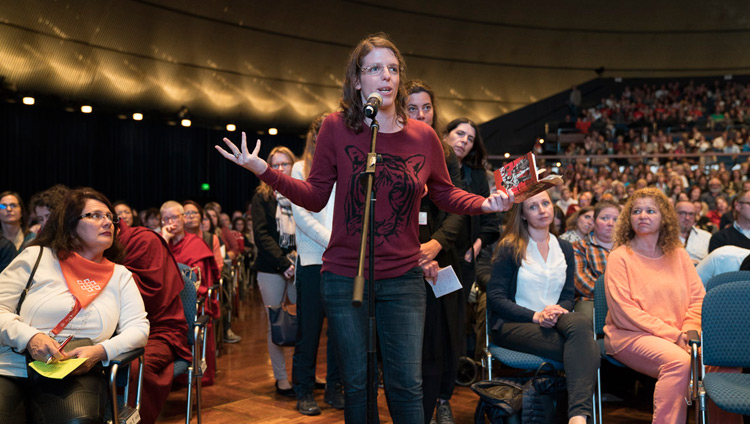 Eine Zuhörerin stellt Seiner Heiligkeit dem Dalai Lama eine Frage beim öffentlichen Vortrag in der Jahrhunderthalle, Frankfurt, Deutschland am 13. September 2017. Foto: Tenzin Choejor/OHHDL