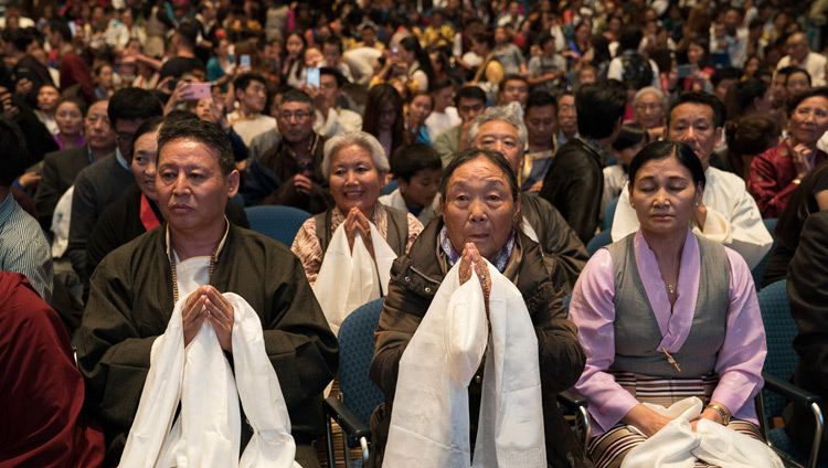Angehörige der tibetischen Gemeinschaft hören der Rede Seiner Heiligkeit des Dalai Lama in der Jahrhunderthalle zu – in Frankfurt, Deutschland, am 13. September 2017. Foto: Tenzin Choejor/OHHDL