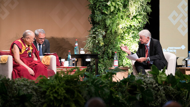 Wolf Singer während seiner Präsentation über die Sicht der Westlichen Wissenschaft in der Jahrhunderthalle in Frankfurt, Deutschland, am 14. September 2017. Foto: Tenzin Choejor