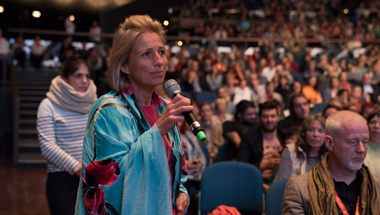 Jemand aus dem Publikum stellt Seiner Heiligkeit dem Dalai Lama eine Frage während des Symposiums in der Jahrhunderthalle, Frankfurt, Deutschland, am 14. September 2017. Foto: Tenzin Choejor
