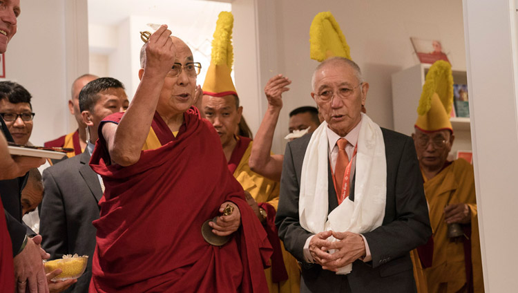 Seine Heiligkeit der Dalai Lama und Dagyab Rinpoche sprechen Gebete bei der Einweihung des neuen Tibethauses Deutschland in Frankfurt, Deutschland am 14. September 2017. Foto: Tenzin Choejor