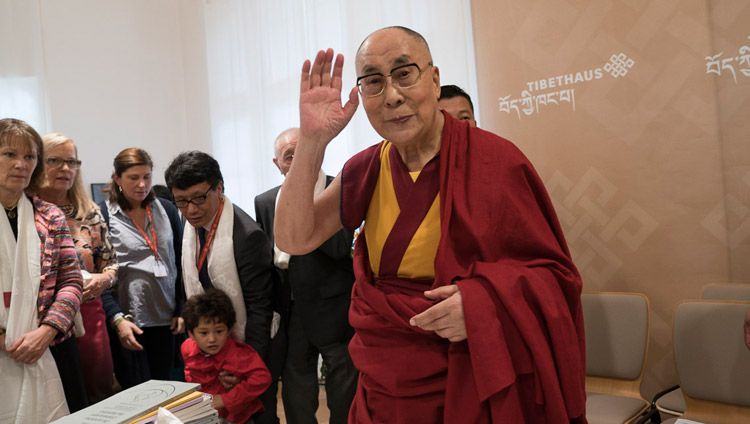 Seine Heiligkeit der Dalai Lama bedankt sich bei den Pressevertretern im Tibethaus in Frankfurt, Deutschland, am 14. September 2017. Foto: Tenzin Choejor