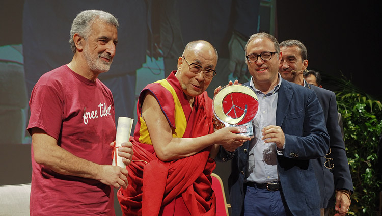  Seine Heiligkeit der Dalai Lama erhält die Auszeichnung ‚Erschaffer von Frieden, Gerechtigkeit und Gewaltlosigkeit’ von der Stadt Messina im Theater Vittorio Emanuele II in Messina, Sizilien, Italien, am 17. September 2017. Foto: Jeremy Russell