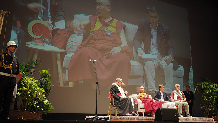 Seine Heiligkeit der Dalai Lama beim Vortrag im Theater Vittorio Emanuele in Messina, Sizilien, Italien, am 17. September 2017. Foto: Jeremy Russell
