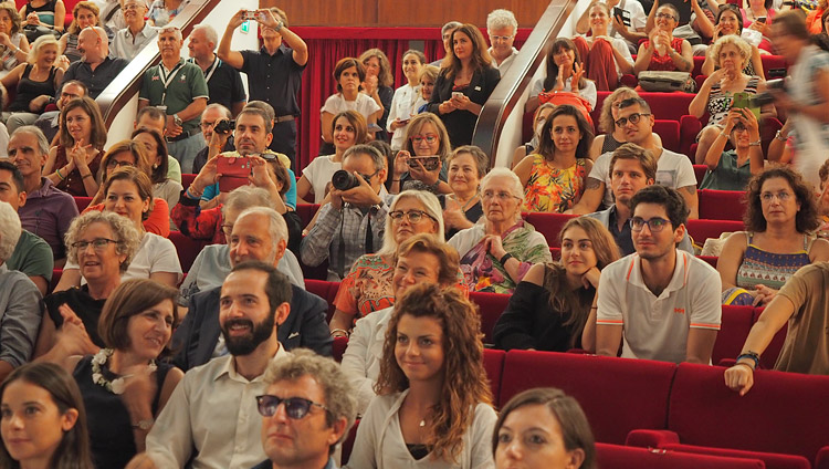 Das Publikum beim Vortrag von Seiner Heiligkeit dem Dalai Lama im Theater Vittorio Emanuele II in Messina, Sizilien, Italien, am 17. September 2017. Foto: Jeremy Russell