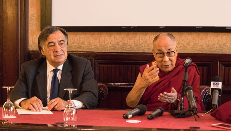 Seine Heiligkeit der Dalai Lama und Prof. Lealuca Orlando, Bürgermeister von Palermo, während der Pressebegegnung in Palermo, Sizilien, Italien, am 18. September 2017. Foto: Paolo Regis