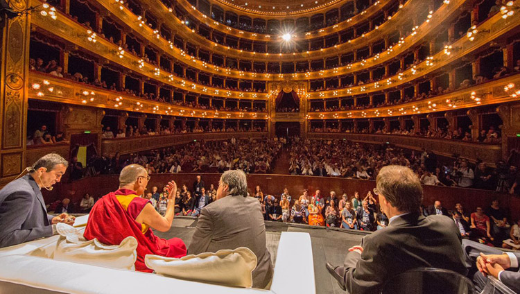 Seine Heiligkeit der Dalai Lama während des Vortrages im Massimo Theater in Palermo, Sizilien, Italien, am 18. September 2017. Foto: Paolo Regis