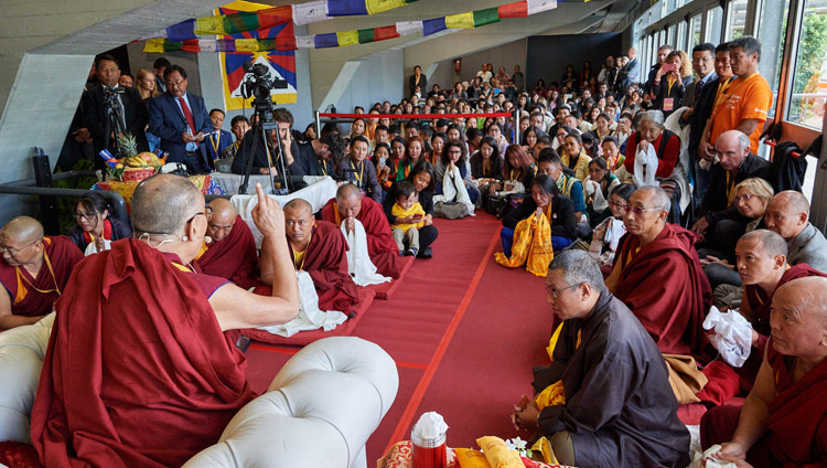 Seine Heiligkeit der Dalai Lama spricht zur lokalen tibetischen Gemeinde während einer Mittagspause in Florenz, Italien, am 19. September 2017. Foto: Olivier Adam