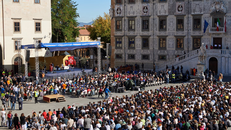 Ein Blick auf den Piazza dei Cavalieri, wo über 3700 Menschen den Vortrag von Seiner Heiligkeit dem Dalai Lama verfolgen – in Pisa, Italien, am 20. September 2017. Foto: Olivier Adam