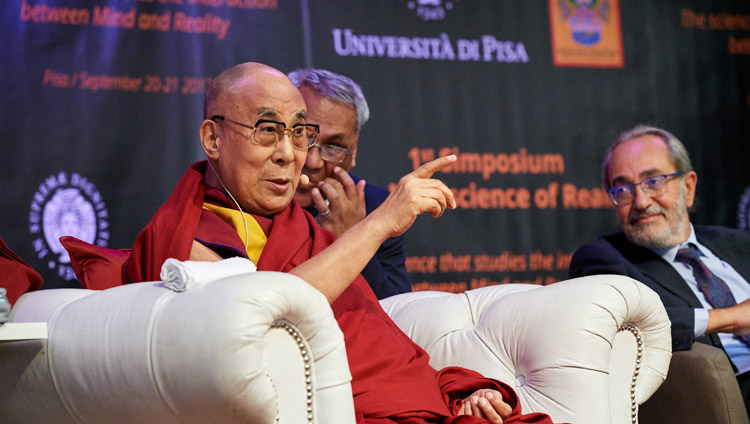 Seine Heiligkeit der Dalai Lama spricht während des 1. Symposiums über „Mindscience of Reality“ an der Universität von Pisa, in Pisa, Italien, am 20. September 2017. Foto: Olivier Adam.