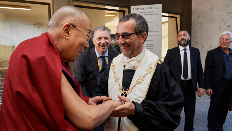 Prof. Paolo Mancarella, Rektor der Universität Pisa, empfängt Seine Heiligkeit den Dalai Lama vor der Pisa Kongresshalle, in Pisa, Italien, am 21. September 2017. Foto: Olivier Adam