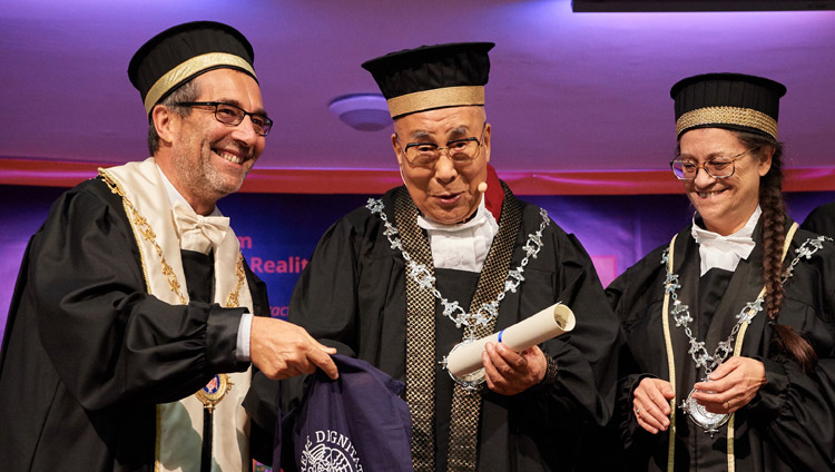 Seine Heiligkeit der Dalai Lama erhält das Ehrendiplom in klinischer und Gesundheitspsychologie der Universität Pisa, in Pisa, Italien, am 21. September 2017. Foto: Olivier Adam