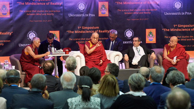 Seine Heiligkeit der Dalai Lama kommentiert eine Präsentation am Mindscience-Symposium an der Universität Pisa, in Pisa, Italien, am 21. September 2017. Foto: Olivier Adam