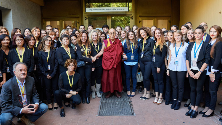Seine Heiligkeit der Dalai Lama mit freiwilligen Helfern, die für das Mindscience-Symposium ein Einsatz standen – in Pisa, Italien, am 21. September 2017. Foto: Olivier Adam