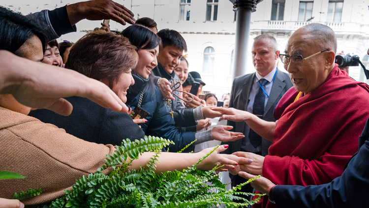 Seine Heiligkeit der Dalai Lama wird am Hotel von Gläubigen und Anhängern begrüßt – in Riga, Lettland, am 22. September 2017. Foto: Tenzin Choejor