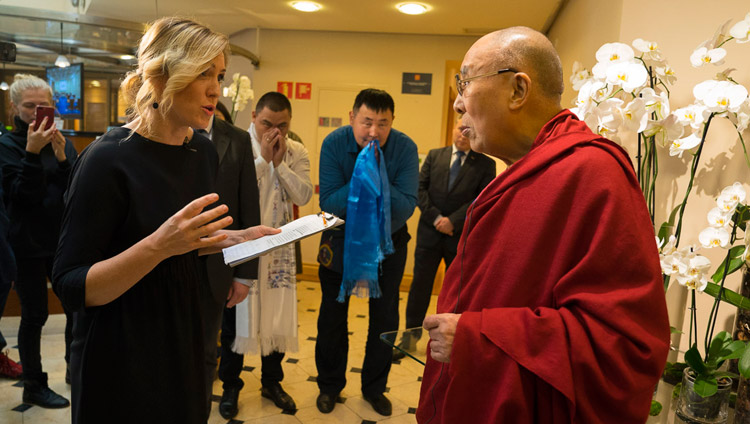Seine Heiligkeit der Dalai Lama spricht mit einer lettischen Journalistin bei der Ankunft im Hotel in Riga, Lettland, am 22. September 2017. Foto: Tenzin Choejor
