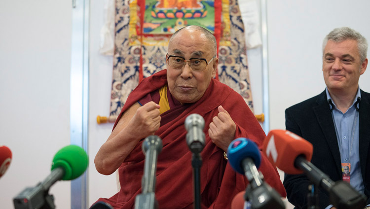 Seine Heiligkeit der Dalai Lama spricht mit Vertretern der Presse in Riga, Lettland, am 23. September 2017. Foto: Tenzin Choejor