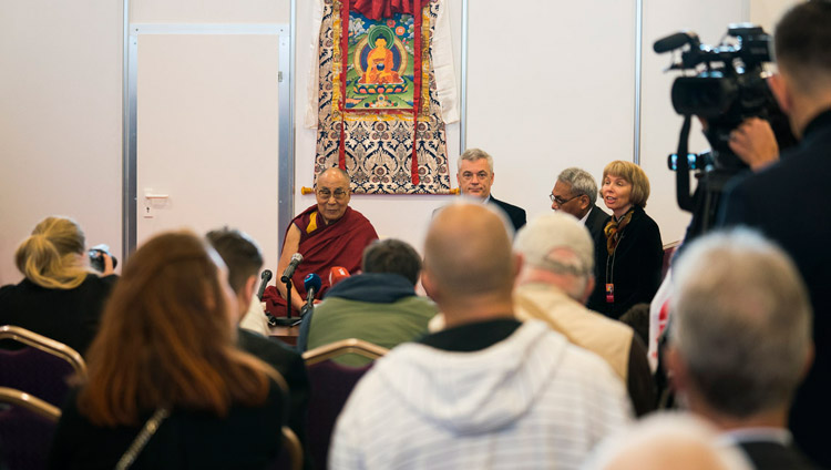 Seine Heiligkeit der Dalai Lama trifft sich mit Pressevertretern in Riga, Lettland, am 23. September 2017. Foto: Tenzin Choejor