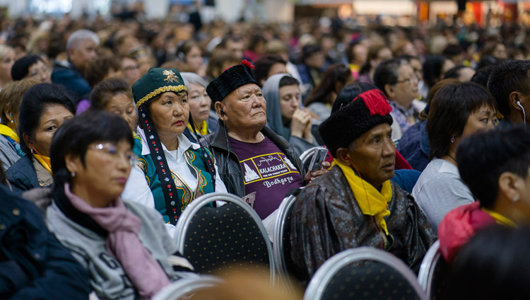 Teilnehmende der Unterweisungen von Seiner Heiligkeit dem Dalai Lama in der Skonto-Halle in Riga, Lettland, am 23. September 2017. Foto: Tenzin Choejor