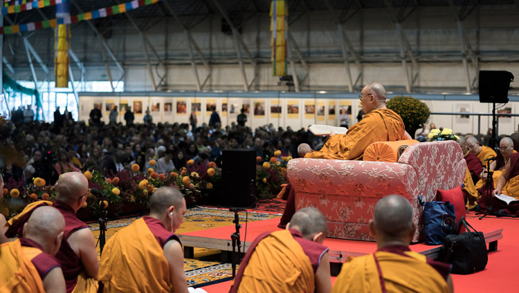 Die Mönchsgemeinschaft während den Unterweisungen von Seiner Heiligkeit dem Dalai Lama in der Skonto-Halle in Riga, Lettland, am 23. September 2017. Foto: Tenzin Choejor