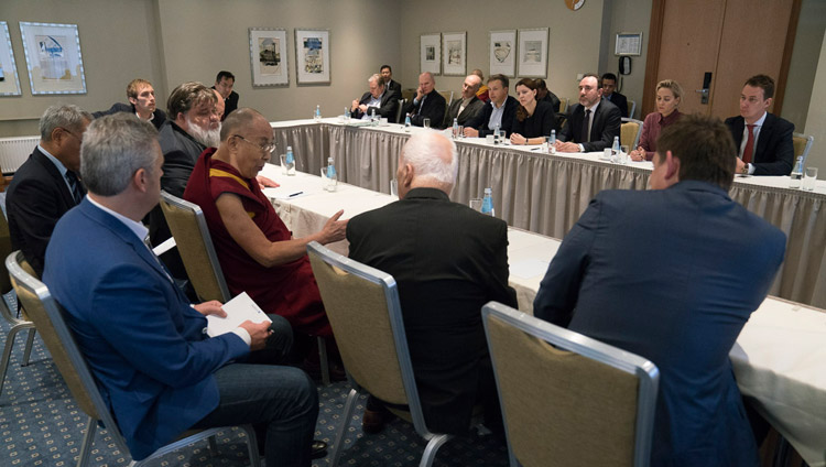 Seine Heiligkeit der Dalai Lama im Gespräch mit parlamentarischen Abgeordneten aus den baltischen Staaten, in Riga, Lettland, am 24. September 2017. Foto: Tenzin Choejor