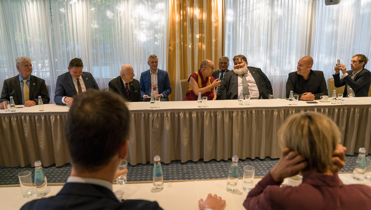 Seine Heiligkeit der Dalai Lama bei einem Treffen mit Parlamentariern aus den baltischen Staaten, in Riga, Lettland, am 24. September 2017. Foto: Tenzin Choejor